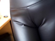 Spritz mir auf die Leder-Cameltoe-Fotze!!!! 1/16