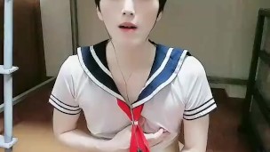 男の娘がセーラー服で乳首オナニー！001