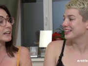 Ersties: Diese schönen Mädels lieben es mit Analplugs zu spielen 2/16