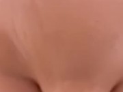 Brune gros seins baise sur la table du salon