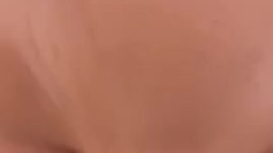 Brune gros seins baise sur la table du salon