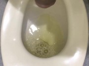 包茎チンチンが催して、地下鉄のトイレの個室で放尿。