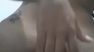 colombiana amateur se despierta excitada y se toca