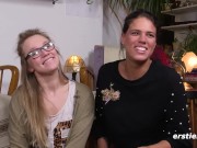 Ersties: Geile 22-jährige Hamburgerin stellt was Heißes mit Freundin an 10/16