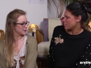 Ersties: Geile 22-jährige Hamburgerin stellt was Heißes mit Freundin an 2/16