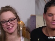 Ersties: Geile 22-jährige Hamburgerin stellt was Heißes mit Freundin an 3/16