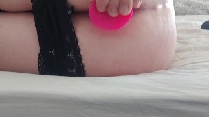Français travesti joue avec un gode