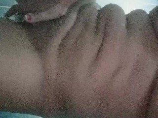 Masturbandome mientrase baño