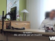 VIP4K. Una donna adorabile scherza apposta con l'usuraio 1/16