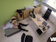 VIP4K. Una donna adorabile scherza apposta con l'usuraio 9/16