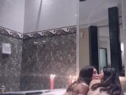 Dos Barbies Putas Jugando Con Sus Dildos en el Jacuzzi ft Felicitas Bruna 10/16