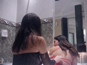 Dos Barbies Putas Jugando Con Sus Dildos en el Jacuzzi ft Felicitas Bruna 6/16