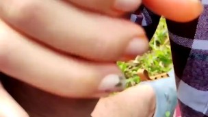 Mi novia me la chupa en la naturaleza y se traga toda la leche 