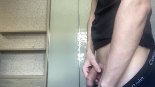 Молоденький парень дрочит член и показывает задницу