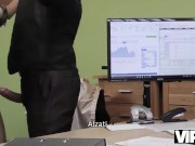 VIP4K. Guy è abbastanza abile da penetrare il cliente con un bel corpo 12/16