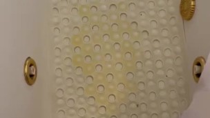 Piss in the bath tub 