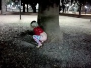 Rubia haciendo pis en publico en la Plaza Lopez, Rosario 12/16