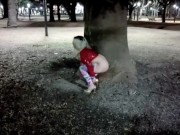 Rubia haciendo pis en publico en la Plaza Lopez, Rosario 3/16