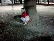 Rubia haciendo pis en publico en la Plaza Lopez, Rosario 6/16