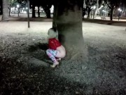 Rubia haciendo pis en publico en la Plaza Lopez, Rosario 9/16