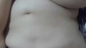 Chica se masturba con banana y pinzas en sus pechos