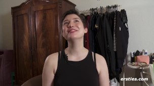 Ersties: Polyamoröse Berlinerin vergnügt sich sinnlich vor Kamera