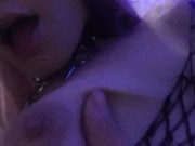 PINK HAIRED GIRL PUTTING FINGERS INTO OIL-FULL PUSSY AND FUCKING HER SMOOTHY ASS 5/16