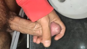 Gozando na pia da oficina 