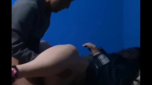 Sexo con las zapatillas puestas y termina dentro mío 