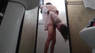 FOLLADA EN EL BAÑO DE MIS SUEGROS