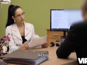 VIP4K. Geldnot lässt Pornodarstellerin für schmutzigen Sex das Höschen ausziehen 3/16