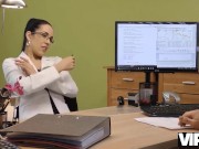 VIP4K. Geldnot lässt Pornodarstellerin für schmutzigen Sex das Höschen ausziehen 6/16