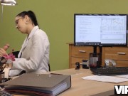 VIP4K. Geldnot lässt Pornodarstellerin für schmutzigen Sex das Höschen ausziehen 8/16