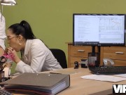 VIP4K. Geldnot lässt Pornodarstellerin für schmutzigen Sex das Höschen ausziehen 9/16