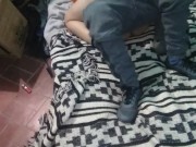 chica con vestido montano con el colchon en el piso
