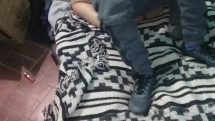 chica con vestido montano con el colchon en el piso