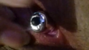 Vagina virgen probando vibrador