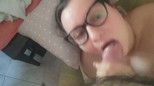 Ragazza fa un pompino amatoriale sul divano con venuta in bocca