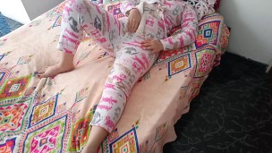 Mi guapa se masturba para mi y follamos antes de que nos descubran