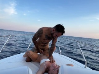 Sammmnextdoor – Date Night #08 – Fucking the captain on my boat tour to Capri while the crew watches