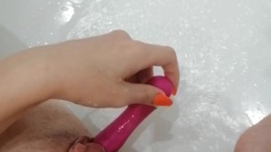 18 летняя мокрая киска мастурбирует в ванной до оргазма