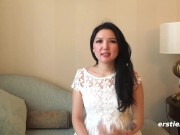 Ersties: Exhibitionistin masturbiert schmackhaft vor Kamera 12/16