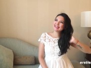Ersties: Exhibitionistin masturbiert schmackhaft vor Kamera 3/16