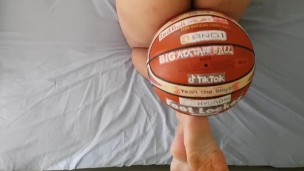 BIG booty with the BIG basketball!