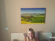 Красивая 18-я блондинке засунула игрушку в задницу и трахнулась с отчимом 1/16