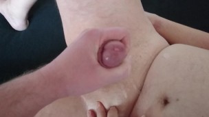 Geile bisexuelle Selbstbefriedigung mit Abspritzen