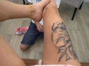 Szczęściarz liże stopy uroczej dziewczynie 9/16