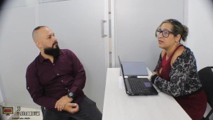 A cambio de un aumento de sueldo me follo a mi jefe - Historia completa - Porno en Español