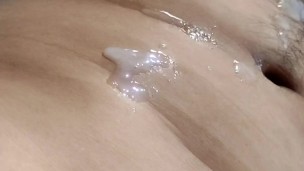 Joven chacal se saca la leche de toda 1 semana guardada 