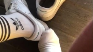 Tornato a casa da una corsetta, piedi sudati e calze sporche, vuoi farmi un massaggio?
